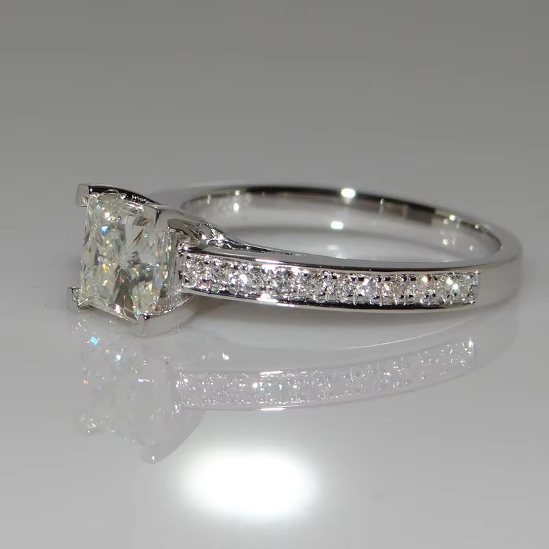 Anillo en Corte Princesa con Pavé de Diamantes