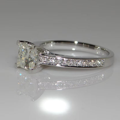 Anillo en Corte Princesa con Pavé de Diamantes