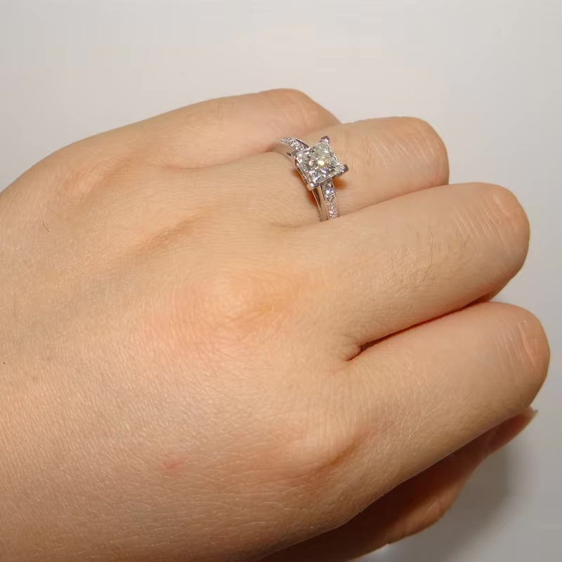 Anillo en Corte Princesa con Pavé de Diamantes