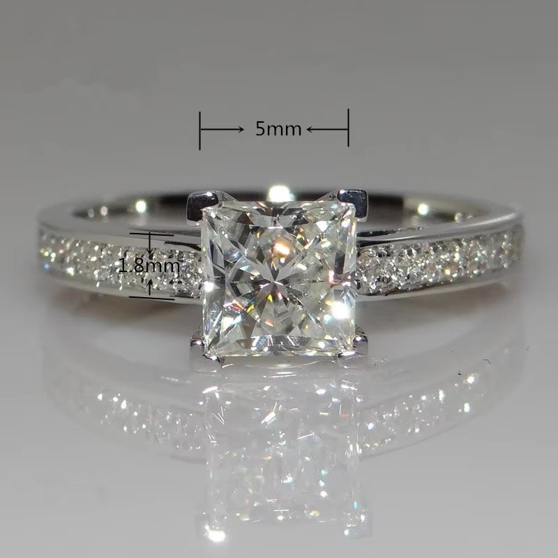 Anillo en Corte Princesa con Pavé de Diamantes
