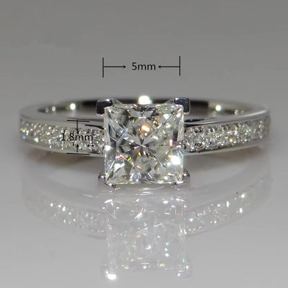 Anillo en Corte Princesa con Pavé de Diamantes